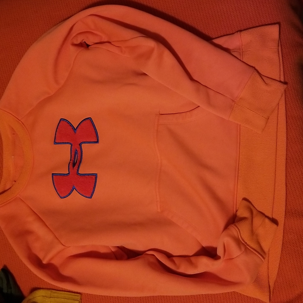 M under armour sweat shirt